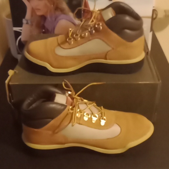 Timberland chucka.  [PRE-LOVED] - Picture 5 of 10